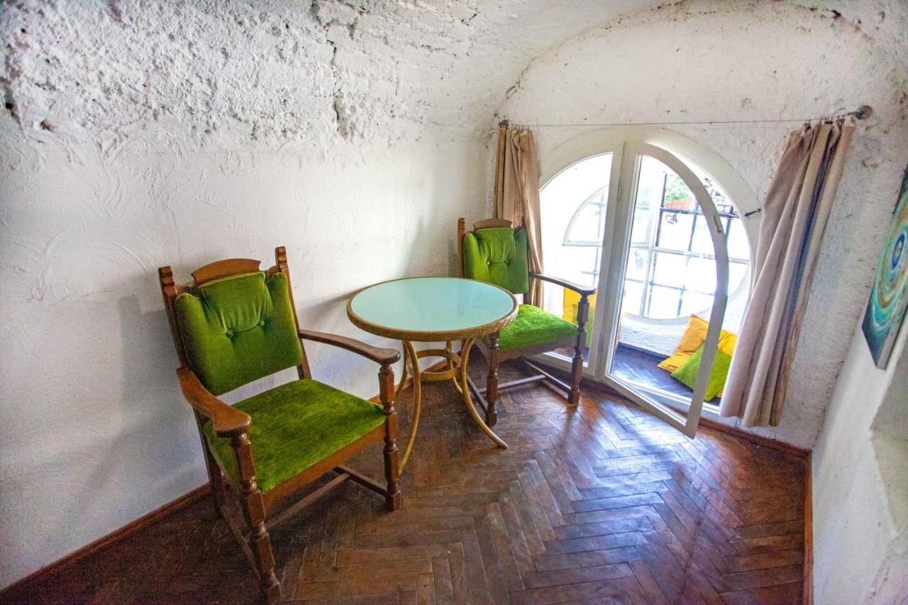 Artrooms -Round Windows Rynok Sq Львов Экстерьер фото